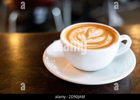 Simple portion de café Cappuccino avec art floral en forme de coeur Banque D'Images