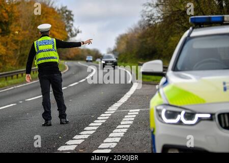 RETRANSMIS CORRECTION DE L'ORTHOGRAPHE DE LA police gallois DE CARMARTHENSHIRE qui a tiré des voitures à un point de contrôle lors de patrouilles de véhicules de frein à feu près de la frontière entre Carmarthenshire et Pembrokeshire, pays de Galles. Le premier ministre Mark Drakeford dévoilera lundi de nouvelles mesures nationales pour le coronavirus au pays de Galles. Banque D'Images