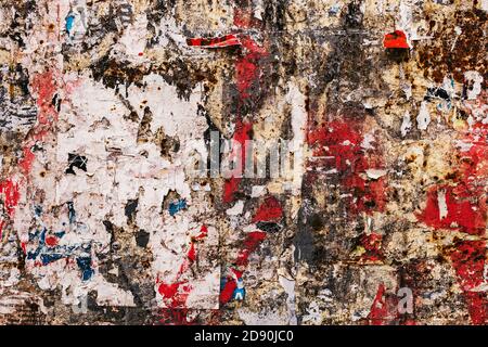 Panneau d'affichage Old Urban Street avec affiches déchirées et autocollants. Affiches déchirées colorées sur le vieux mur de grunge Banque D'Images