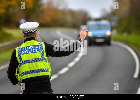 RETRANSMIS CORRECTION DE L'ORTHOGRAPHE DE LA police gallois DE CARMARTHENSHIRE qui a tiré des voitures à un point de contrôle lors de patrouilles de véhicules de frein à feu près de la frontière entre Carmarthenshire et Pembrokeshire, pays de Galles. Le premier ministre Mark Drakeford dévoilera lundi de nouvelles mesures nationales pour le coronavirus au pays de Galles. Banque D'Images