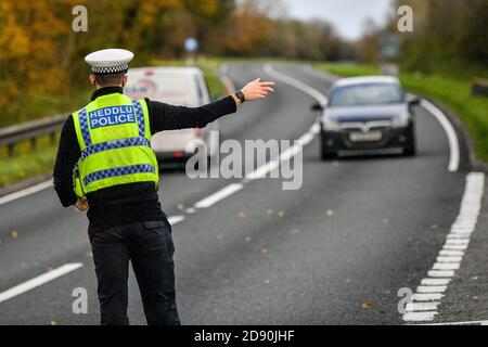 RETRANSMIS CORRECTION DE L'ORTHOGRAPHE DE LA police gallois DE CARMARTHENSHIRE qui a tiré des voitures à un point de contrôle lors de patrouilles de véhicules de frein à feu près de la frontière entre Carmarthenshire et Pembrokeshire, pays de Galles. Le premier ministre Mark Drakeford dévoilera lundi de nouvelles mesures nationales pour le coronavirus au pays de Galles. Banque D'Images