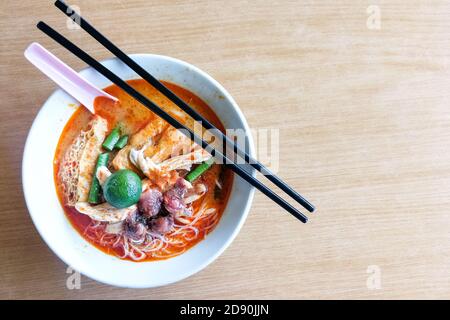 Vue en hauteur bol de soupe de nouilles au curry laksa avec coq Banque D'Images