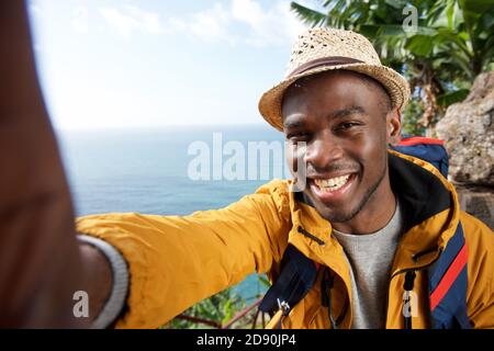 Portrait d'un randonneur afro-américain heureux avec prise de sac à dos selfie Banque D'Images