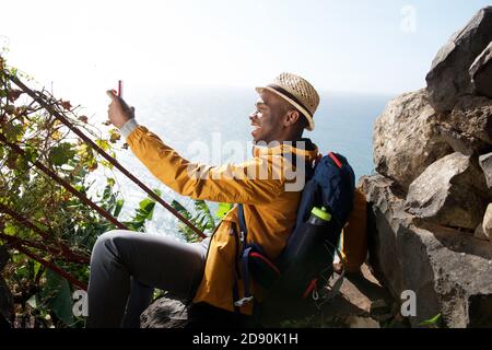 Portrait de randonneur afro-américain heureux relaxant et de prendre selfie Banque D'Images