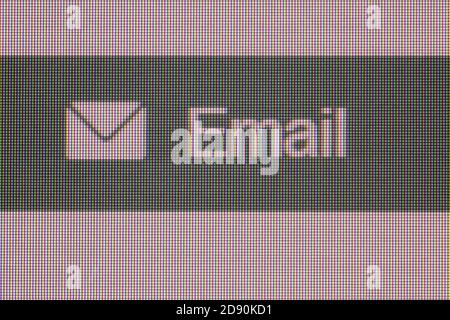 Moscou, Russie - 02 novembre 2020 : gros plan extrême du bouton d'email sur le site. Banque D'Images