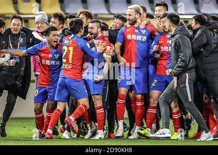 Dalian, province chinoise de Liaoning. 2 novembre 2020. Les joueurs de Qingdao Huanghai célèbrent la victoire après le 18e match entre Wuhan Zall et Qingdao Huanghai à la saison 2020 de la Super League (CSL) Dalian Division à Dalian, dans la province de Liaoning, au nord-est de la Chine, le 2 novembre 2020. Crédit: PAN Yulong/Xinhua/Alay Live News Banque D'Images