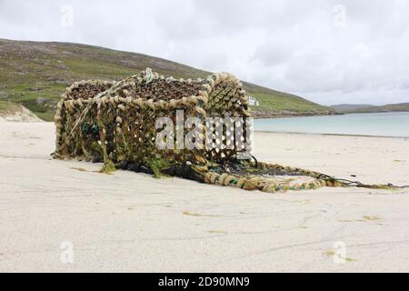 Un pot de homard lavé sur une plage de Vatersay, dans les Hébrides extérieures. Banque D'Images