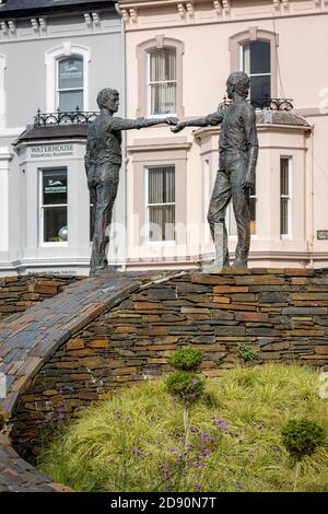 Mains à travers le Divide - peace statue par le sculpteur Maurice Harron, Londonderry/Derry, County Londonderry, Irlande du Nord Banque D'Images