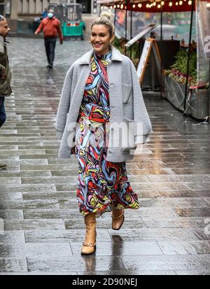 Londres, Royaume-Uni. 02 novembre 2020. Ashley Roberts a vu quitter les studios radio mondiaux de Londres. Crédit : SOPA Images Limited/Alamy Live News Banque D'Images