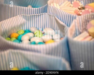 confettis de couleur et bonbons pour le baptême Banque D'Images