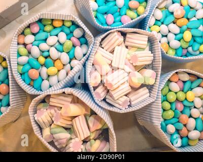 confettis de couleur et bonbons pour le baptême Banque D'Images