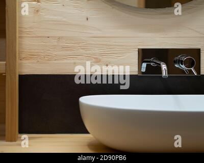 lavabo ovale et robinet sur meuble de salle de bains en bois Banque D'Images