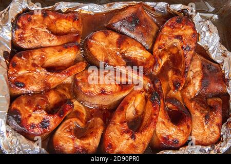 poisson rouge cuit dans une marinade de sauce teriyaki Banque D'Images