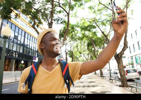 Portrait d'un homme afro-américain heureux prenant le selfie Banque D'Images