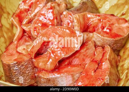 Tranches de poisson frais avec sauce teriyaki pour marinade Banque D'Images