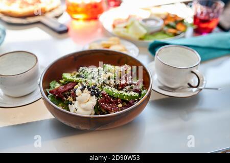 photo en gros plan de la salade dans l'assiette du restaurant, délicieux plats sur le plat. nourriture biologique saine Banque D'Images