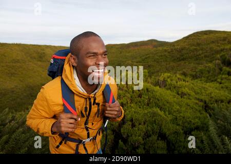 Portrait d'un heureux routard africain américain marchant dans la nature Banque D'Images