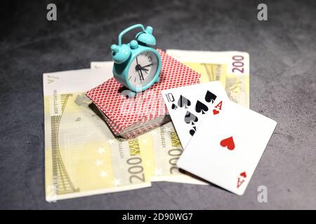 Une paire d'as sur un jeu de cartes avec des billets en euros sur une table. Jeu en ligne. Dépendance de jeu Banque D'Images