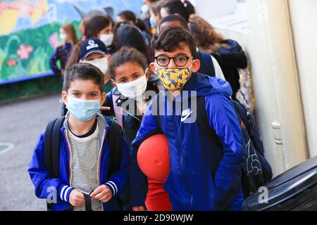 (201102) -- ANTIBES, 2 novembre 2020 (Xinhua) -- les élèves retournent à l'école avec des masques après Halloween à Antibes, dans le sud de la France, 2 novembre 2020. Début vendredi, la France est revenue à un confinement partiel national pour endiguer la pandémie du coronavirus. En France, les gens ne peuvent désormais sortir que pour travailler, pour des urgences sanitaires, pour des besoins familiaux essentiels ou pour faire de l'exercice à proximité. Les boutiques non essentielles, dont les bars, les cafés, les salles de sport et les restaurants, sont fermées. Pendant ce temps, les écoles et les institutions publiques restent ouvertes tandis que les activités industrielles et de construction fonctionnent pour éviter un collap économique Banque D'Images