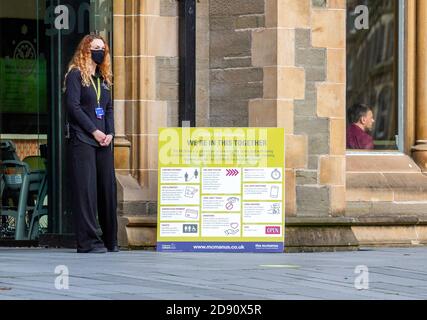 Dundee, Tayside, Écosse, Royaume-Uni. 2 novembre 2020. Actualités au Royaume-Uni. Le Premier ministre écossais Nicola Sturgeon a déclaré que Dundee est un endroit qui aura maintenant une restriction plus stricte de niveau 3 à partir d'aujourd'hui. Un membre du personnel de la McManus Art Gallery portant un masque facial en attendant que les résidents locaux viennent à l'intérieur pour des rafraîchissements dans le centre-ville de Dundee. Crédit : Dundee Photographics/Alamy Live News Banque D'Images