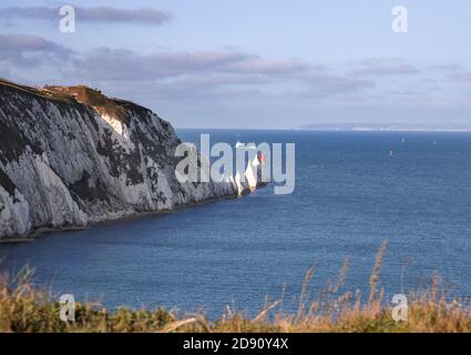 les aiguilles vues de totland dans la baie de totland sur le île de wight Banque D'Images