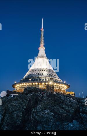 Le sommet de Jested avec le célèbre hôtel et bâtiment de radiodiffusion. Banque D'Images