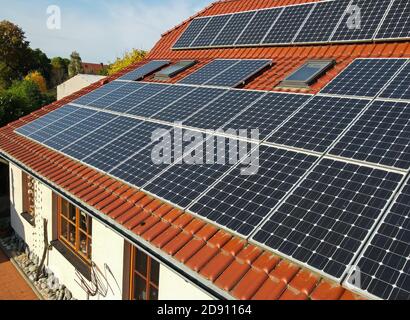 Sieversdorf, Allemagne. 25 octobre 2020. Un système photovoltaïque sur une maison privée (vue aérienne avec un drone). Credit: Patrick Pleul/dpa-Zentralbild/ZB/dpa/Alay Live News Banque D'Images