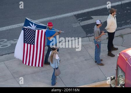 Austin, TX USA 30OCT20: Les partisans de Donald Trump bloquent un bus de campagne Biden-Harris au bureau AFL-CIO dans le centre-ville d'Austin. Le bus est arrivé à Austin à la suite d'un incident de circulation sur une autoroute bondée pendant qu'il voyageait de San Antonio. Les partisans de Biden à bord de l'autobus ont réclamé une douzaine de pick-up affiliés à Trump qui ont tenté de faire descendre l'autobus de la route. Plusieurs événements démocrates ont été annulés en raison de ces perturbations. Le FBI enquête sur l'incident. Banque D'Images