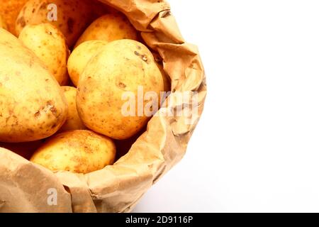 Sac en papier de pommes de terre Maris Piper isolées sur un blanc arrière-plan avec espace pour la copie Banque D'Images