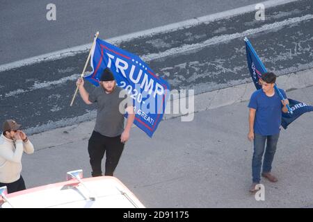 Austin, TX USA 30OCT20: Les partisans de Donald Trump bloquent un bus de campagne Biden-Harris au bureau AFL-CIO dans le centre-ville d'Austin. Le bus est arrivé à Austin à la suite d'un incident de circulation sur une autoroute bondée pendant qu'il voyageait de San Antonio. Les partisans de Biden à bord de l'autobus ont réclamé une douzaine de pick-up affiliés à Trump qui ont tenté de faire descendre l'autobus de la route. Plusieurs événements démocrates ont été annulés en raison de ces perturbations. Le FBI enquête sur l'incident. Banque D'Images