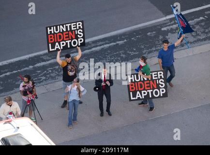 Austin, TX USA 30OCT20: Les partisans du président Donald Trump bloquent un bus de campagne Biden-Harris dans le parking du bureau AFL-CIO au centre-ville d'Austin. Deux signes font référence à un reportage infondé de preuves incriminantes trouvées sur un ordinateur appartenant au fils du rival de Trump, le candidat démocrate à la présidence Joe Biden. Banque D'Images