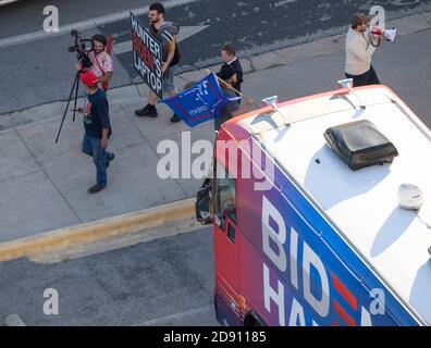 Austin, TX USA 30OCT20: Les partisans de Donald Trump bloquent un bus de campagne Biden-Harris au bureau AFL-CIO dans le centre-ville d'Austin. Le bus est arrivé à Austin à la suite d'un incident de circulation sur une autoroute bondée pendant qu'il voyageait de San Antonio. Les partisans de Biden à bord de l'autobus ont réclamé une douzaine de pick-up affiliés à Trump qui ont tenté de faire descendre l'autobus de la route. Plusieurs événements démocrates ont été annulés en raison de ces perturbations. Le FBI enquête sur l'incident. Banque D'Images