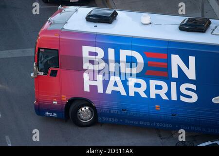 Austin, TX USA 30OCT20: Les partisans de Donald Trump bloquent un bus de campagne Biden-Harris au bureau AFL-CIO dans le centre-ville d'Austin. Le bus est arrivé à Austin à la suite d'un incident de circulation sur une autoroute bondée pendant qu'il voyageait de San Antonio. Les partisans de Biden à bord de l'autobus ont réclamé une douzaine de pick-up affiliés à Trump qui ont tenté de faire descendre l'autobus de la route. Plusieurs événements démocrates ont été annulés en raison de ces perturbations. Le FBI enquête sur l'incident. Banque D'Images