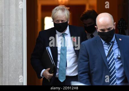 Londres, Royaume-Uni. 02 novembre 2020. Westminster Londres 2 novembre 2020 Boris Johnson le Premier ministre quitte le no 10 pour faire une déclaration au Parlement britannique crédit: MARTIN DALTON/Alay Live News Banque D'Images