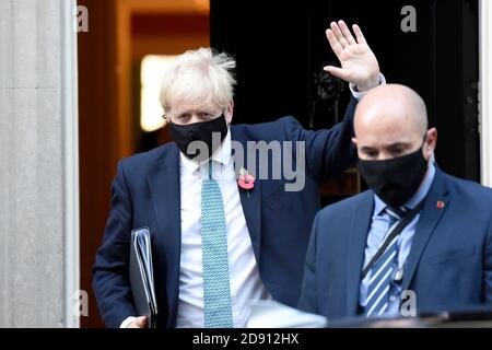 Londres, Royaume-Uni. 02 novembre 2020. Westminster Londres 2 novembre 2020 Boris Johnson le Premier ministre quitte le no 10 pour faire une déclaration au Parlement britannique crédit: MARTIN DALTON/Alay Live News Banque D'Images