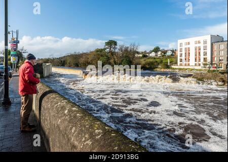 Bandon, West Cork, Irlande. 2 novembre 2020. Le niveau d'eau de la rivière Bandon a augmenté de façon significative durant la nuit en raison d'une forte pluie incessante pendant une tempête après un avertissement météorologique met Eireann. Crédit : AG News/Alay Live News Banque D'Images