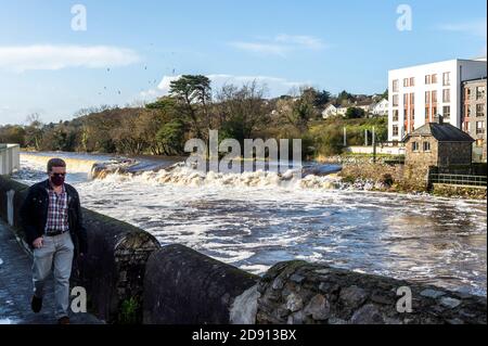 Bandon, West Cork, Irlande. 2 novembre 2020. Le niveau d'eau de la rivière Bandon a augmenté de façon significative durant la nuit en raison d'une forte pluie incessante pendant une tempête après un avertissement météorologique met Eireann. Crédit : AG News/Alay Live News Banque D'Images