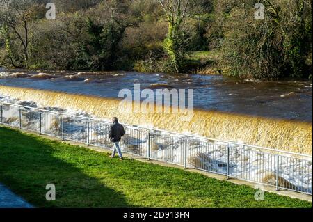 Bandon, West Cork, Irlande. 2 novembre 2020. Le niveau d'eau de la rivière Bandon a augmenté de façon significative durant la nuit en raison d'une forte pluie incessante pendant une tempête après un avertissement météorologique met Eireann. Crédit : AG News/Alay Live News Banque D'Images