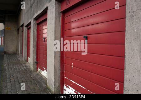 Rangée de garages rouges de suite Banque D'Images