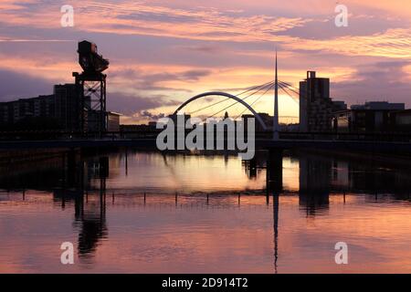 Glasgow, Écosse, Royaume-Uni lever du matin au-dessus de la rivière Clyde Glasgow avec le pont Squinty et la grue Finnieston Banque D'Images