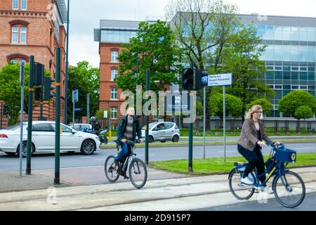 Passage à niveau pour cyclistes. Feux spéciaux pour cyclistes. L'intersection de la piste cyclable et de la route. Banque D'Images