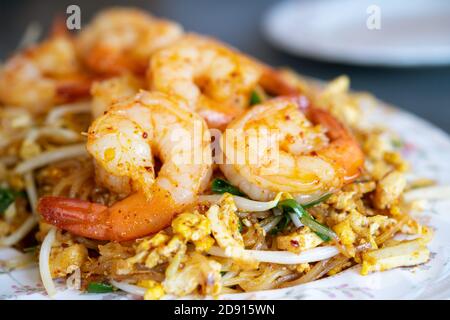 Nouilles frites de style thaï aux crevettes Banque D'Images
