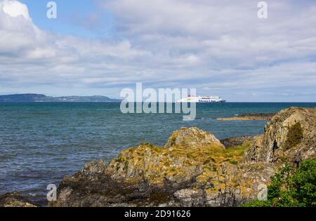 3 juin 2020, le Stenaline Stena Edda quitte l'embouchure de Belfast Lough sur la mer d'Irlande alors qu'il prépare le cap pour le court trajet vers Liverpool Banque D'Images