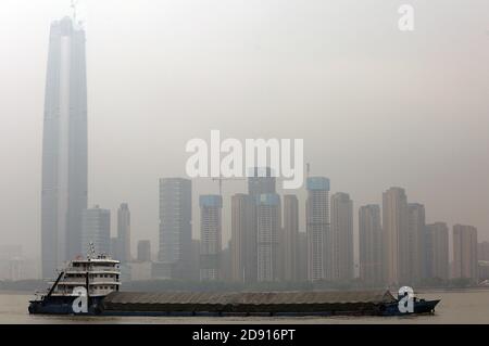 Wuhan, Chine. 02 novembre 2020. Un cargo descend le long du fleuve Yangtze, après Wuhan, la capitale de la province de Hubei, le dimanche 1er novembre 2020. L'économie de la Chine a rebondi alors que la pandémie de Covid-19 a été maîtralisée, la deuxième économie mondiale affichant une croissance de 4.9 % au troisième trimestre, la seule économie mondiale importante à enregistrer une expansion. Photo de Stephen Shaver/UPI crédit: UPI/Alay Live News Banque D'Images