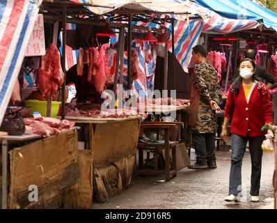 Wuhan, Chine. 02 novembre 2020. Le porc frais est vendu sur un marché humide de Wuhan, la capitale de la province de Hubei, le dimanche 1er novembre 2020. Un marché humide à Wuhan a été identifié comme l'épicentre de la pandémie de Covid-19. Le coronavirus a été contrôlé en Chine et la vie est en grande partie de retour à la normale dans tout le pays. Photo de Stephen Shaver/UPI crédit: UPI/Alay Live News Banque D'Images