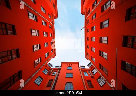 Maison rouge avec appartements résidentiels, bâtiment avec façade rouge, photo de créativité Banque D'Images