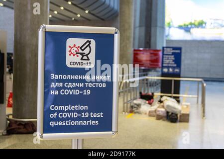 AÉROPORT DE PULKOVO, SAINT-PÉTERSBOURG, RUSSIE - 27 OCTOBRE 2020: Stand d'information disant "achèvement des questionnaires de test COVID-19" Banque D'Images