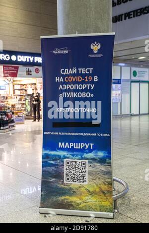 AÉROPORT DE PULKOVO, SAINT-PÉTERSBOURG, RUSSIE - 27 OCTOBRE 2020 : stand d'information disant « faites un test COVID-19 à l'aéroport de Pulkovo » Banque D'Images