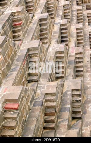 Le Chand Baori est un puits construit par le roi Chanda dans le village d'Abhaneri au Rajasthan au IXe siècle. Il est composé de 3,500 marches de pierre Banque D'Images