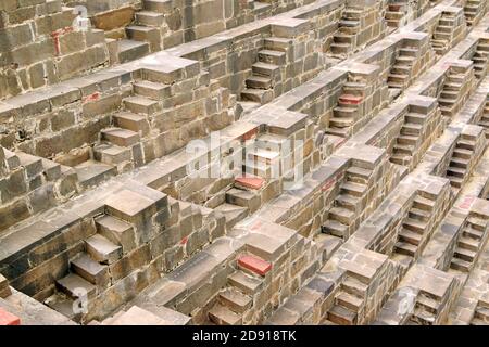 Le Chand Baori est un puits construit par le roi Chanda dans le village d'Abhaneri au Rajasthan au IXe siècle. Il est composé de 3,500 marches de pierre Banque D'Images